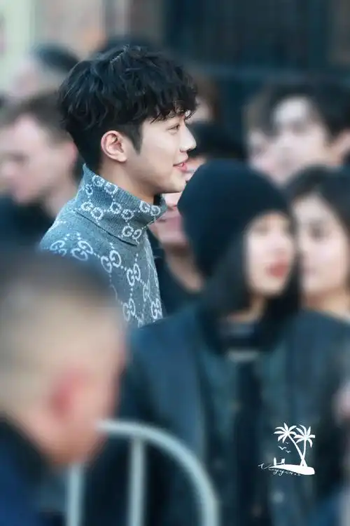 米兰时装周 下班人海中我只望向你@赖冠霖_edward