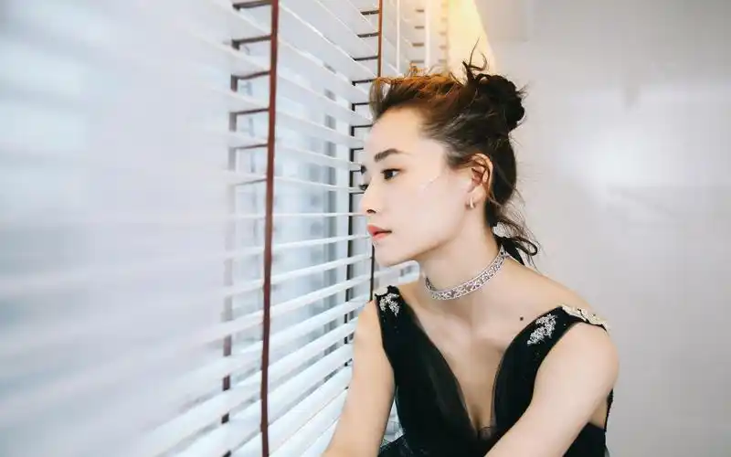 柴碧云露背深v礼服性感写真高清壁纸