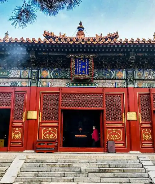 该寺庙始建于清康熙年间,曾是康熙皇帝的行宫,后来改为藏传佛教寺庙.