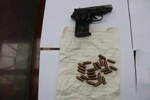 犯罪成员的过程中,警方先后扣押涉案车辆4台,仿六四式手枪1把,子弹23