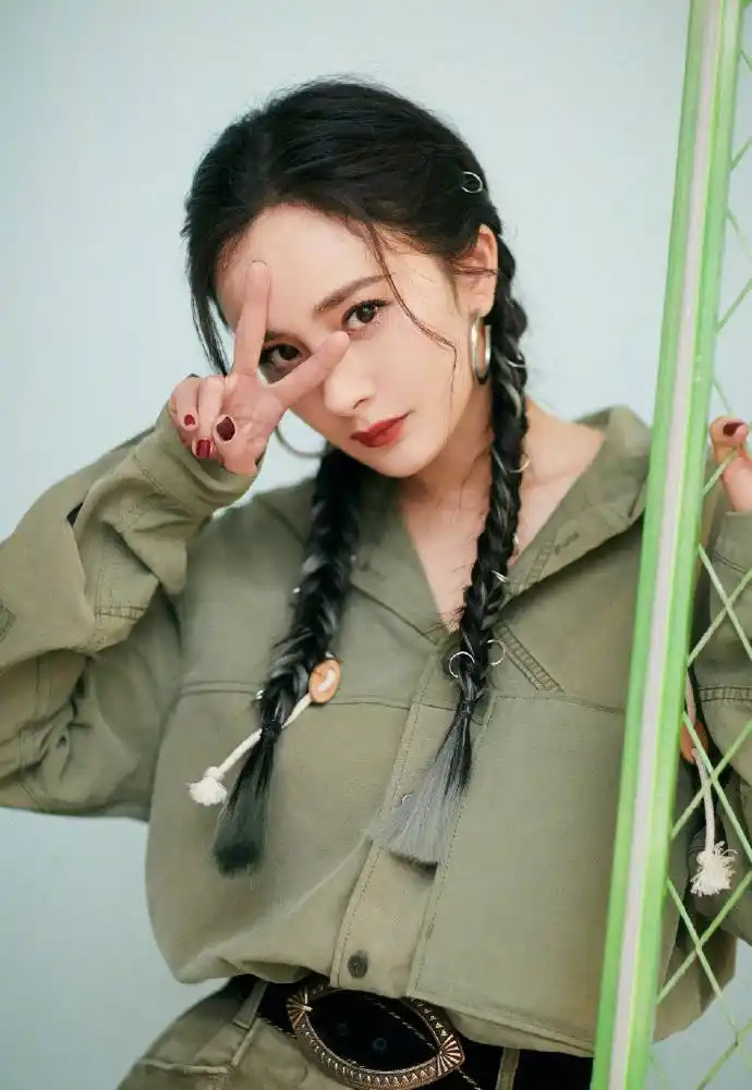 杨幂穿绿色连体工装裤秀长腿 挑染双马尾元气满满