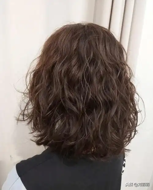 中年女性发型千万别瞎剪,"烫小卷,剪短发"洋气有气质