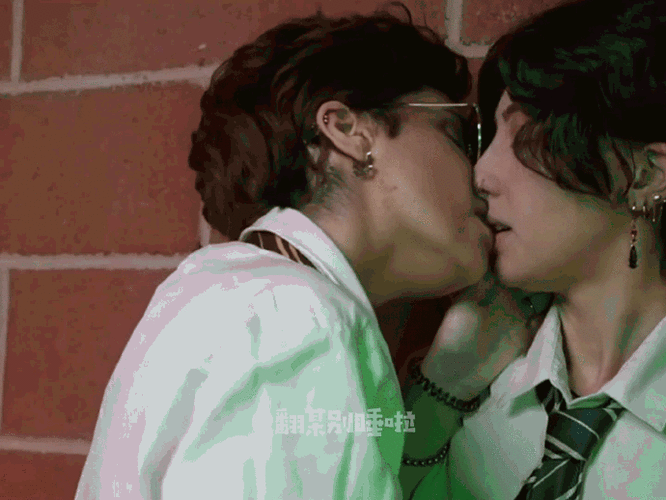 捂嘴!握脖!吻上去!两具身体迎合缠绵!啊啊啊!这对真的太会亲啦!