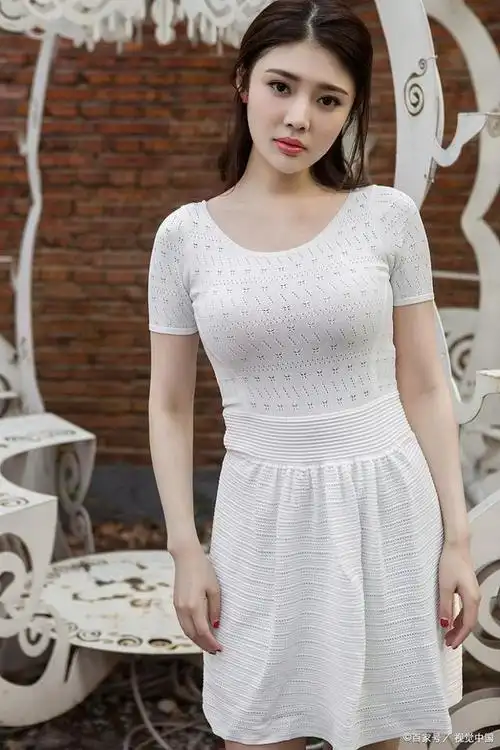 对于梨形身材的女性来说,如何在穿搭上扬长避短,展现自信美丽呢?