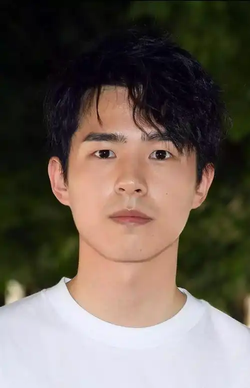 当红流量近景大头贴,刘昊然皮肤不错,蔡徐坤比想象中俊秀很多