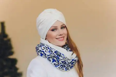 自信的阿拉伯女士戴着头巾的照片,向你展示正确的方向,用两个食指指着