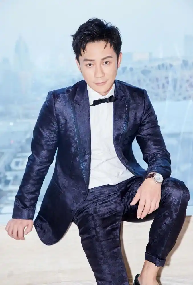 李晨刺绣西服套装出席活动帅气十足,身材超棒为大黑牛爆灯