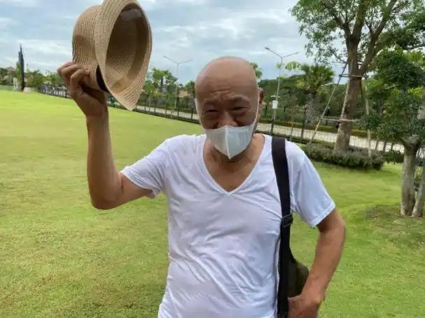 七旬主持人近照光头造型穿白t恤已老二婚女儿长得貌美不像爸