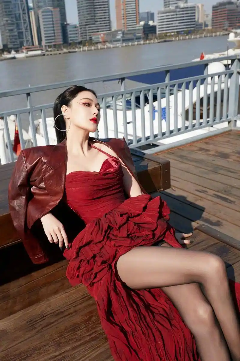 吊带红裙,高跟黑丝,张馨予的美得太出众|||低胸红裙搭配小披肩 红唇与