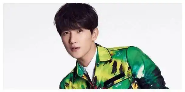 杨洋,一个出生在上海的普通家庭的小男孩.