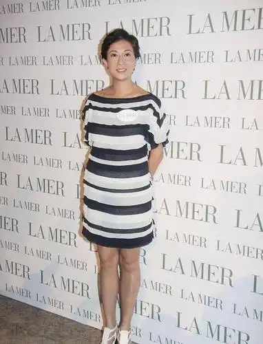 吴绮莉身材真是挺好的穿个二分衣秀小蛮腰一点赘肉都看不出