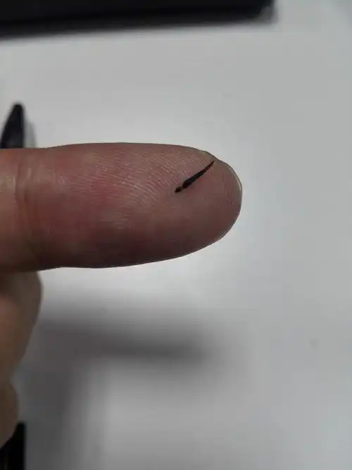 头发根里长了一个像刺一样的东西是什么呀