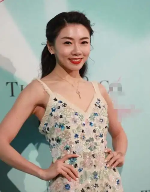 郑恺前女友程晓玥,身高不足160,却能穿出超模气场,看服了!_网易订阅