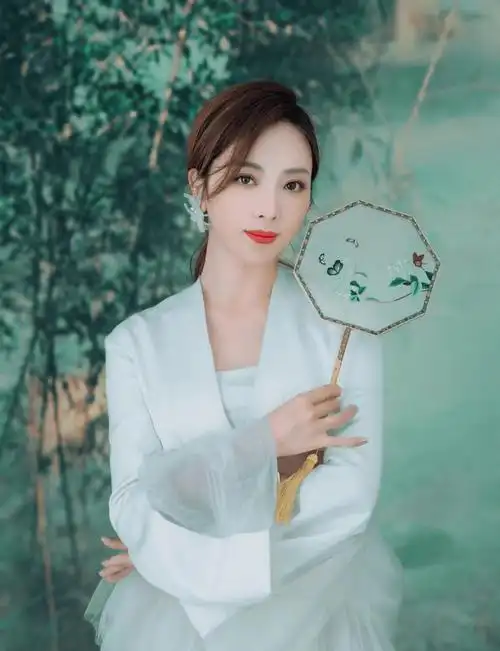 央视主持人李思思罕见现身,白到发光气质佳,大方分享宝妈经验_平台