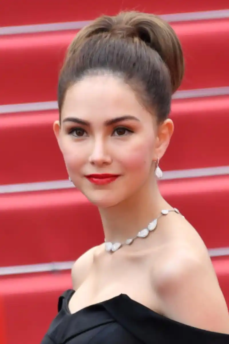 昆凌首次现身戛纳红毯,周杰伦偷偷在人群中观看好贴心