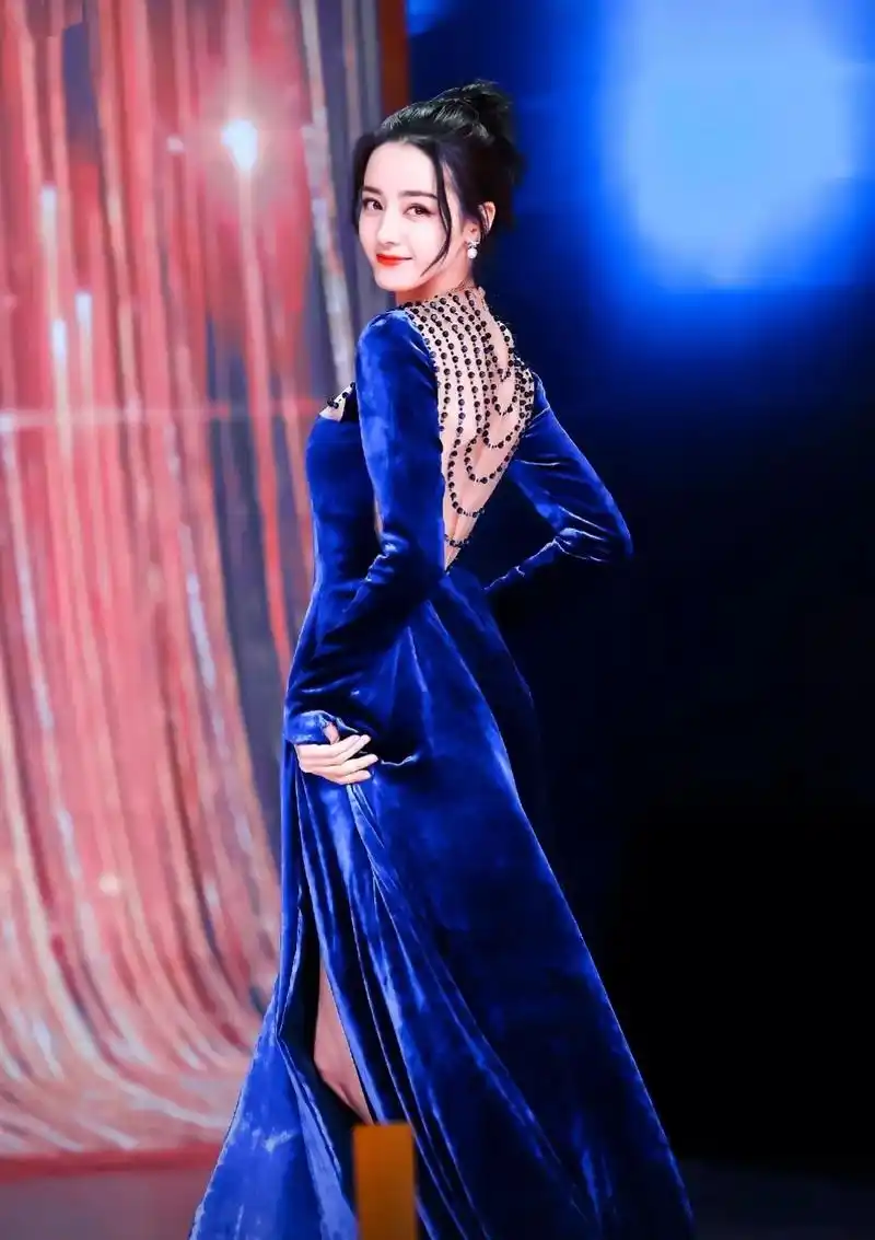 初八看看背,身价翻几倍!#迪丽热巴 #背影杀 #美背 #耽误 - 抖音