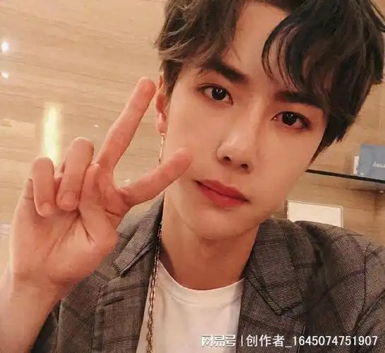 王一博晒爸爸的照片意外打破整容谣言原来是投胎小能手