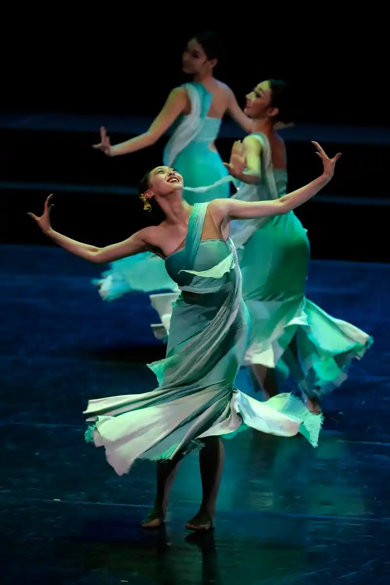 上合艺术节民族舞蹈晚会在京举行(1)