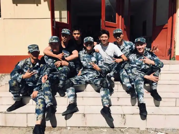 男生们帅气合影.