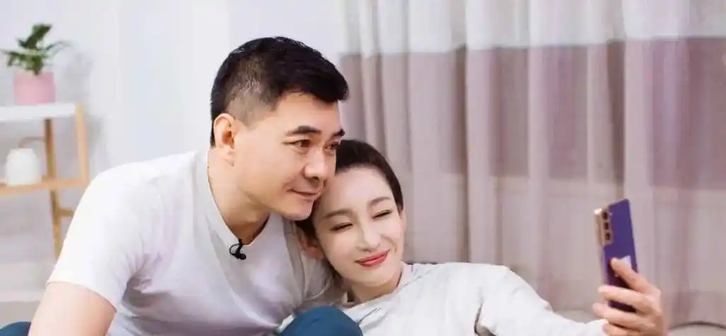 秦海璐生完孩子不久,就被王新军逼着去拍戏赚钱,真是惹人争议_什么