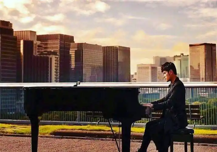 的女儿小周周弹钢琴的视频,在视频中,周杰伦非常有耐心的教女儿弹琴