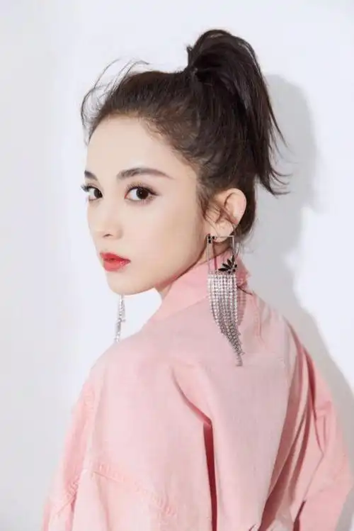 女人不管奔几,扎马尾时少犯这3个"错误",看着老气,还加快掉