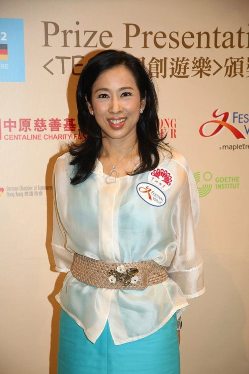 62岁朱玲玲真会穿!浅蓝色裙搭白丝缎衬衫,腰间一根草编带真抢眼