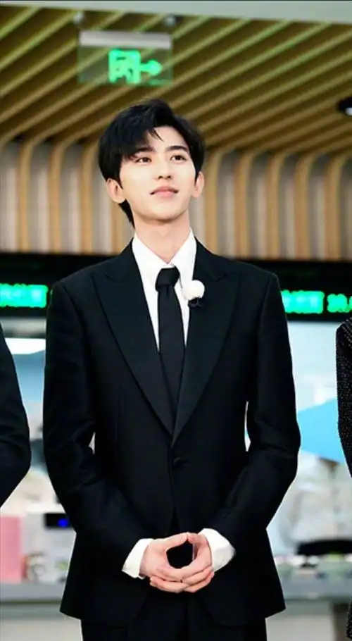 蔡徐坤《奔跑吧》预告花絮照,西装革履,绅士优雅