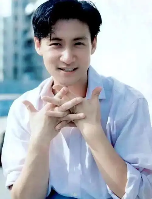 张学友感染rsv上热搜!曾被父亲和哥哥伤害,他怎样对待他们?