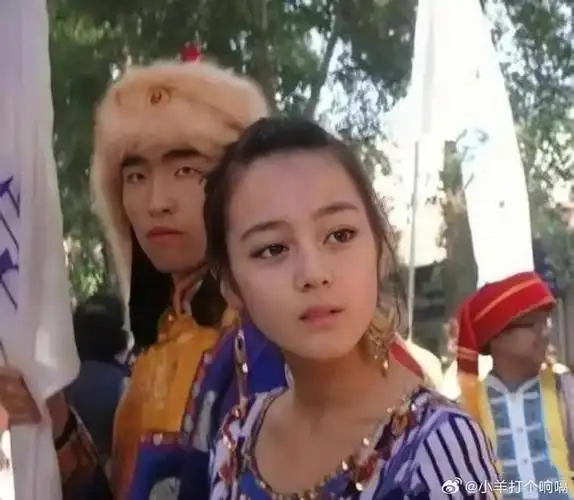 上举牌的照片    当时的迪丽热巴只有17岁,正在东北师范大学读预科班