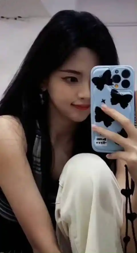 杨超越发自拍视频,对着镜子自拍,噘嘴动作真的好可爱啊!