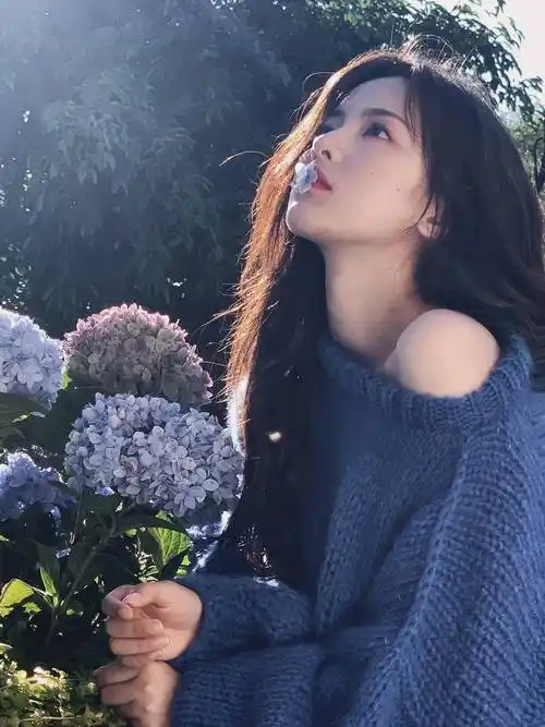 照片中,杨超越身着蓝色毛衣,香肩小露,长发披肩,温柔又妩媚.