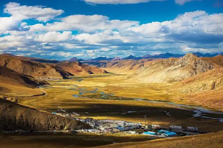 中国有许多世界闻名的地形区和地貌类型,例如四大高原,四大盆地