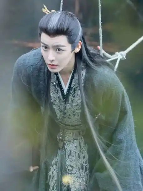 大梦归离超话  雾中大妖  吊威亚是01的那一天  依然很专业的水准