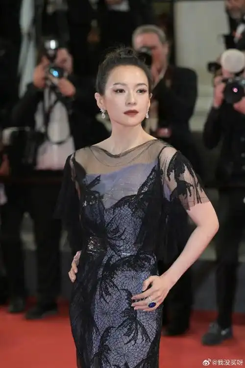 章子怡礼服 胶带设计