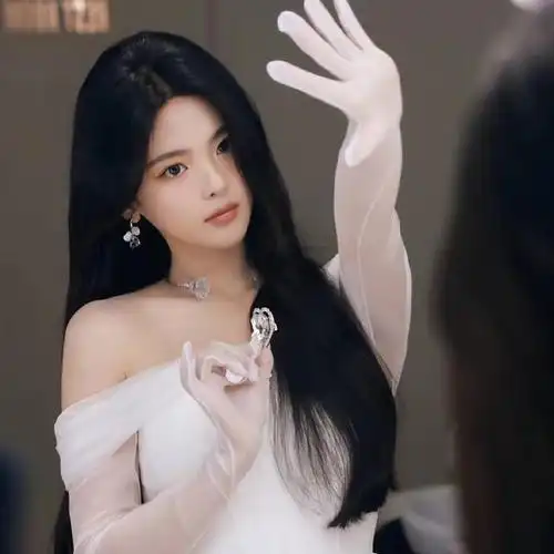 杨超越穿抹胸纱裙超靓丽肤白貌美大长腿太性感撩人