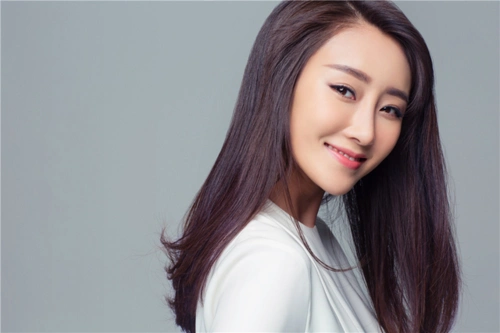 她是颜值逆天的美人,曾在成龙面前一裸成名,如今沦为三线演员!