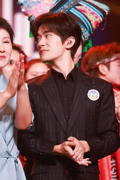 易烊千玺献唱不辞星海##易烊千玺不辞星海舞台