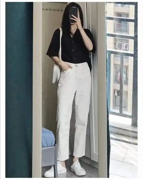 白色裤子好看的上衣搭配有最基础的黑白配,俏皮的碎花,高贵优雅的同系