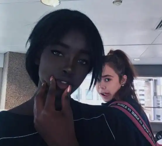 黝黑皮肤 高颜值.根本是女神等级的真人芭比:好想要和她谈恋爱