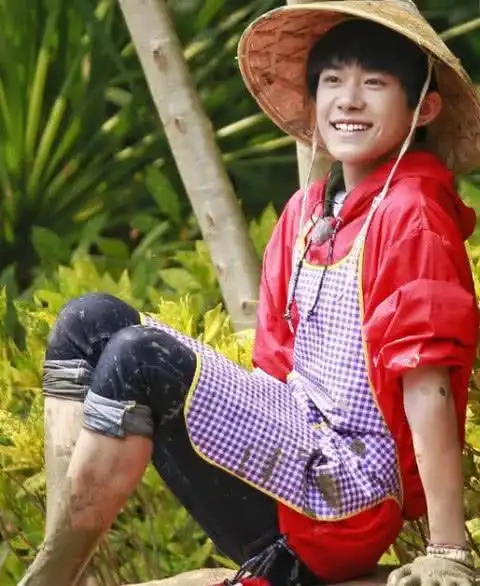 更是被称为"霸气大佬",看这张照片,易烊千玺戴着斗笠,围着围裙,脚上的