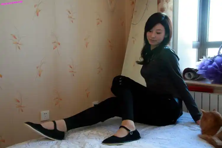 平底条绒布鞋美女