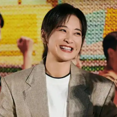 电影虽是虚构,而在电影之外,减重100斤,以女神姿态站在聚光灯下的贾玲