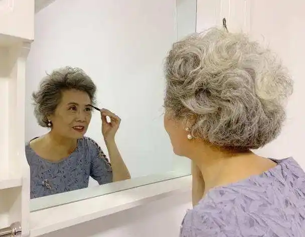 女人如果还没到60岁,这3款大妈发型尽量别留,会显老很多_短发_卷发