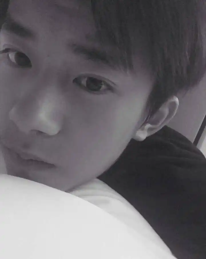 个性自拍生图绝美易烊千玺怎么有两幅面孔