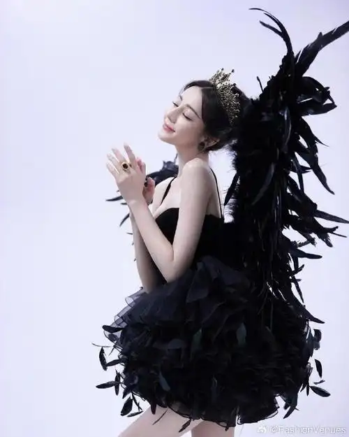 性感～迪丽热巴化身成黑天鹅～一身黑色礼服  性感事业线,把氛围感拉