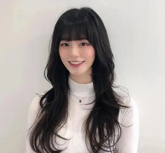 丰富的发尾剪裁让发型看起来飘逸不死板,利用层次感修饰脸型,很适合