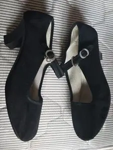 超高跟一带黑布鞋,黔城牌39码,精品女士布鞋(见图).服务员