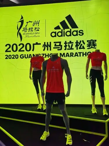 看着成堆的马拉松参赛服,我在想:可有赛事敢不提供免费的么?