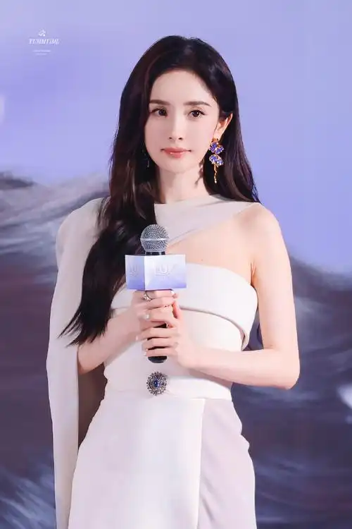 杨幂成都活动人气##杨幂开叉披风白裙##今日星拍放送